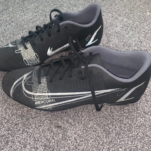 Nike Basic Black cleat, size 9 - Picture 1 of 2